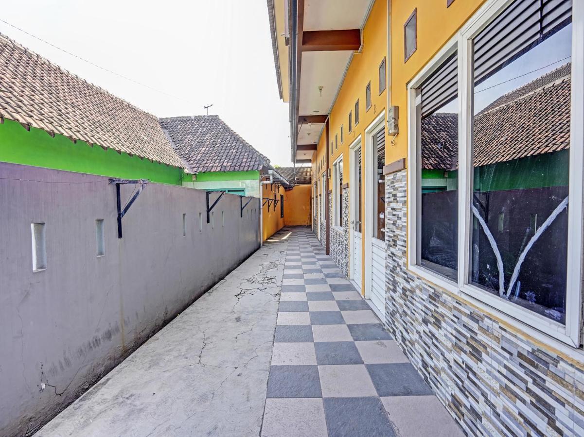 Spot On 91595 Sruni Syariah Hotel Gedangan Exterior photo